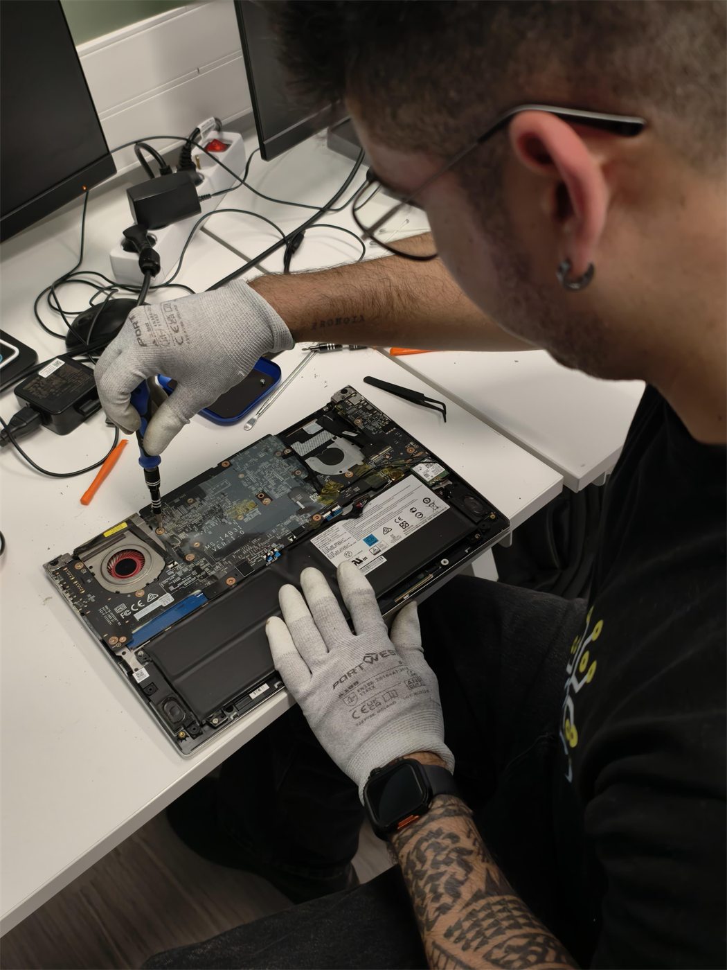 Técnico reparando un ordenador portátil